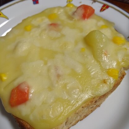 チーズがトロトロでシチューと合いますね(^^)
簡単で美味しかったです。